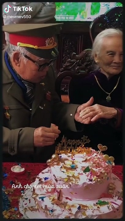 Ngưỡng mộ tình yêu thời ông bà anh: Cụ bà ngại ngùng khi được cụ ông trao nhẫn