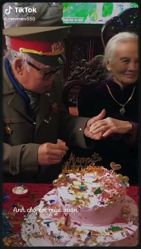 Ngưỡng mộ tình yêu thời ông bà anh: Cụ bà ngại ngùng khi được cụ ông trao nhẫn