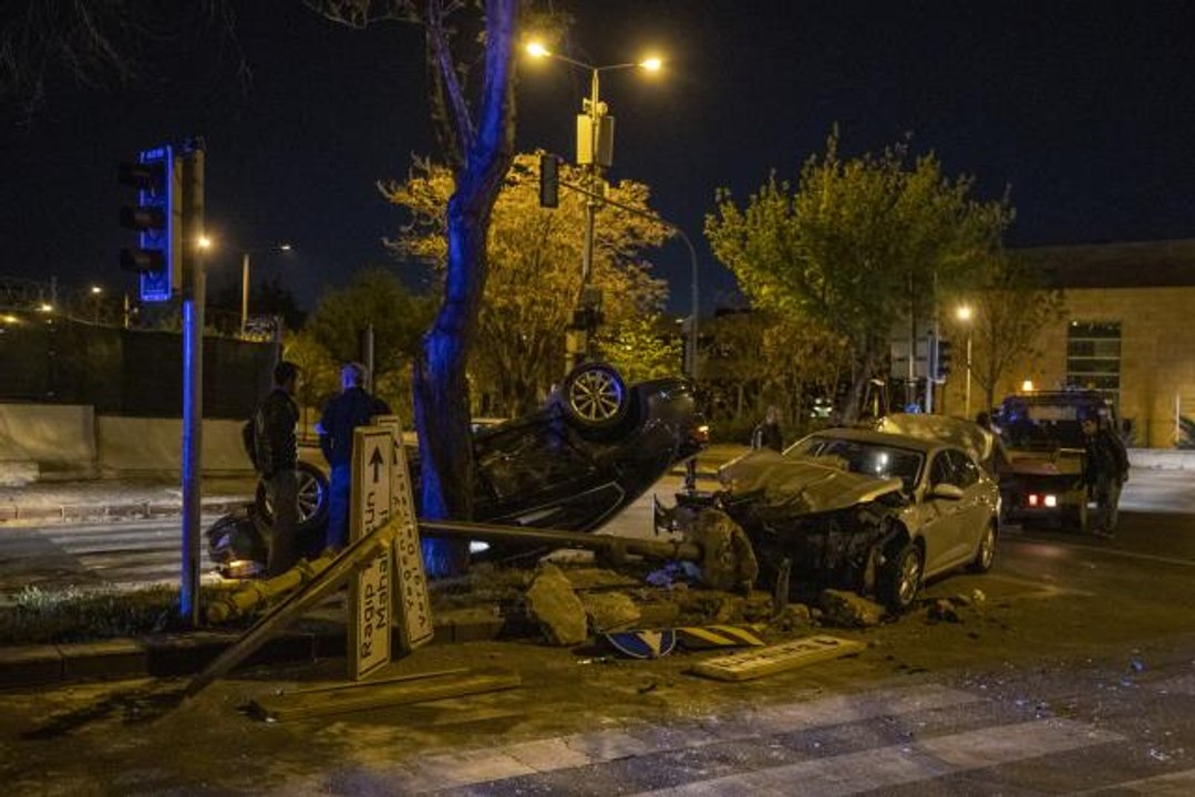 İki otomobilin çarpışması sonucu 3 kişi yaralandı
