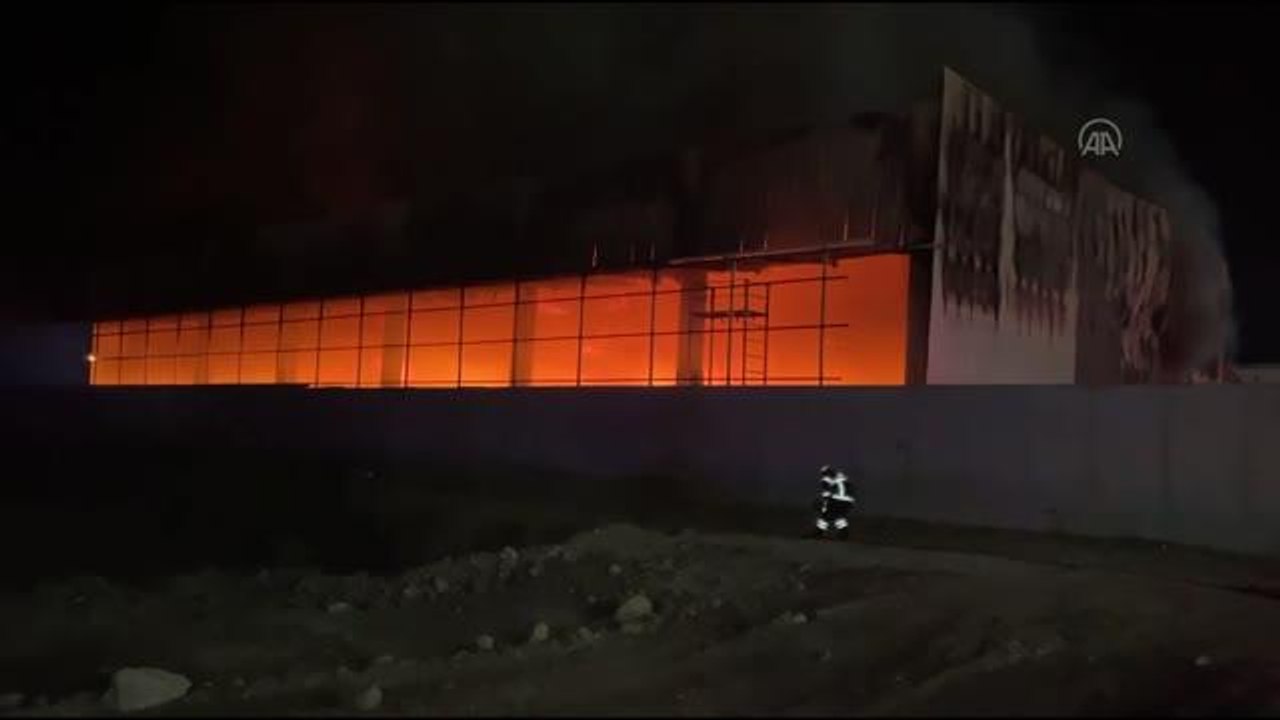 Son dakika haber: Isparta'da yapı firmasına ait depoda çıkan yangın söndürüldü