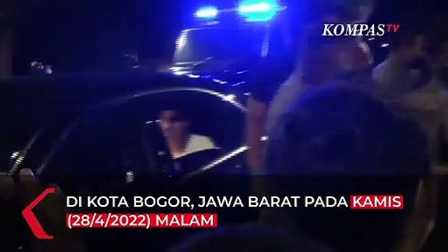 Jokowi Blusukan Malam, Bagi Amplop dan Sembako ke Warga Bogor