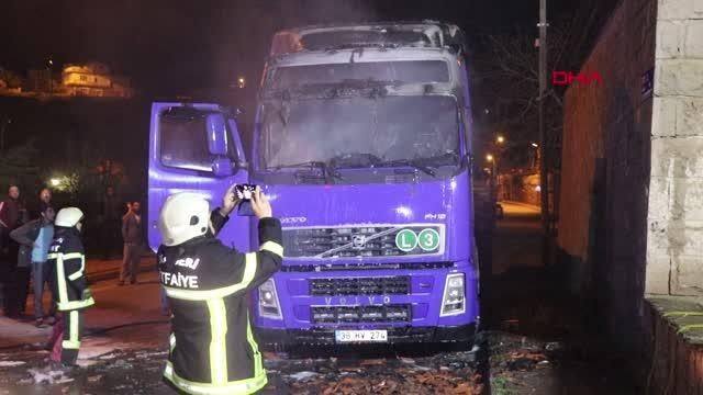 KAYSERİ'DE PARK HALİNDEKİ TIR İLE ALEVLERİN SIÇRADIĞI EVİN ÇATISI YANDI