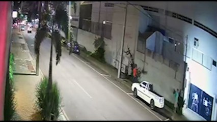 Imagens mostram momento em que proprietário percebe que o veículo teria sido furtado e persegue criminosos