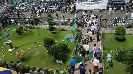 Suasana Salat Jumat Terakhir di Bulan Ramadan di Masjid Jami’