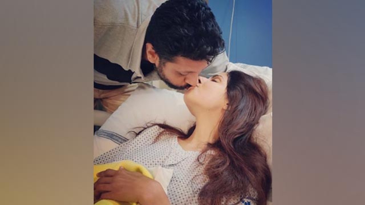 Chhavi Mittal का Breast Cancer Surgery के बाद Husband को Lip Lock,Wedding Anniversary Celebration