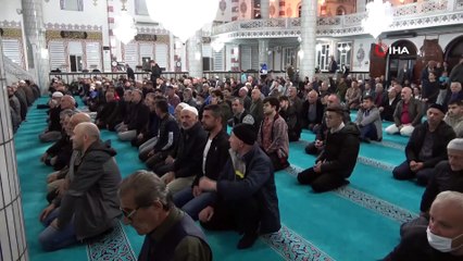 Teravih namazını farklı kıldılar: "Camimiz tıklım tıklım doluydu"