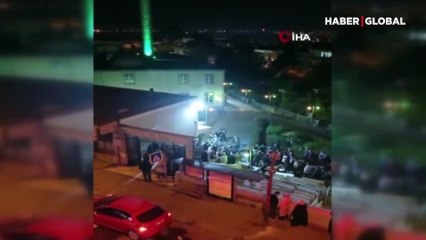 Cenazeyi bırakıp yumruk yumruğa kavga ettiler