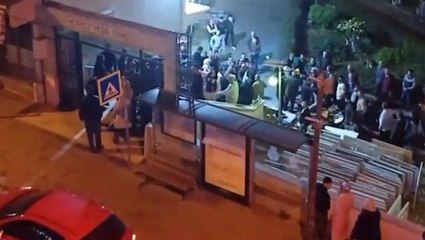 Cami avlusunda pes dedirten anlar! Cenazeyi bir kenara bırakıp yumruk yumruğa kavga ettiler