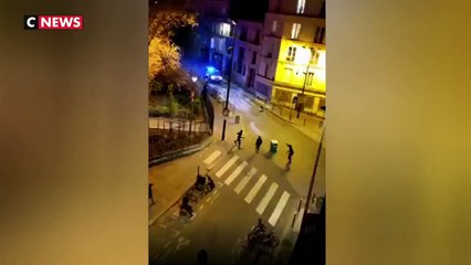 Download Video: Regardez les images de policiers attaqués en plein Paris dans le quartier de la Goutte d'Or à coups de mortiers d'artifice visant leurs voitures mais aussi les immeubles - VIDEO