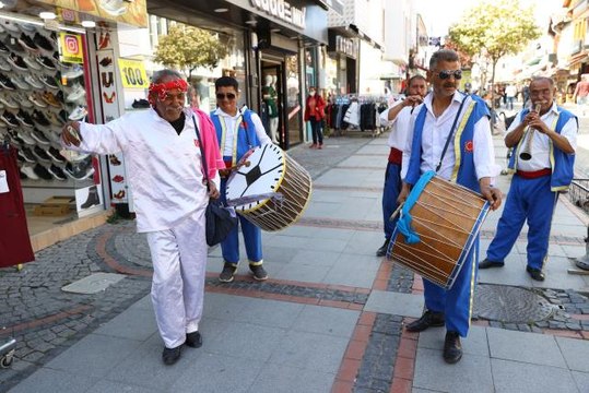 Edirne'de çeribaşı davul zurna eşliğinde vatandaşları Kakava davetine başladı