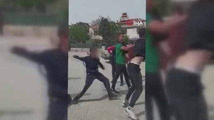 Liseli genç arkadaşlarının gözü önünde bıçaklandı