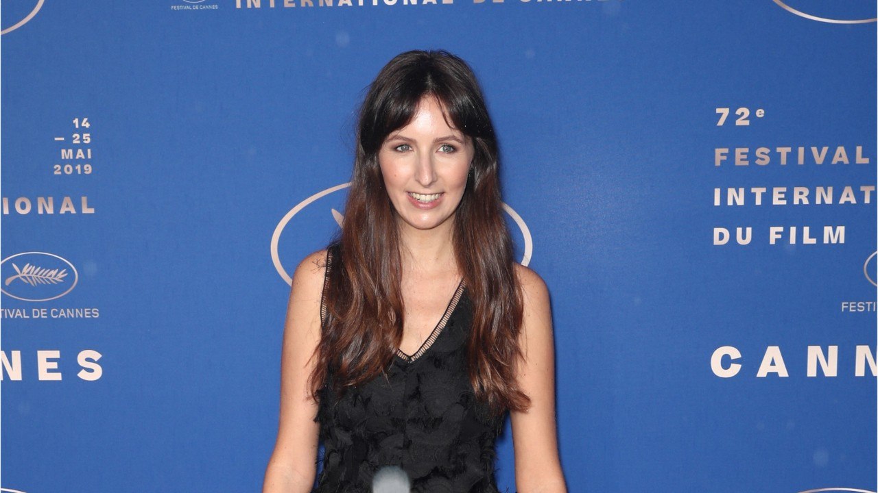 FEMME ACTUELLE - "Il y a toujours un endroit qui nous fait penser à lui" : Clémence Rochefort revient avec émotion sur l’absence de son père, Jean Rochefort