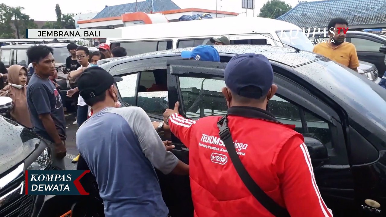Mobil Pemudik Tabrak Kendaraan Antre