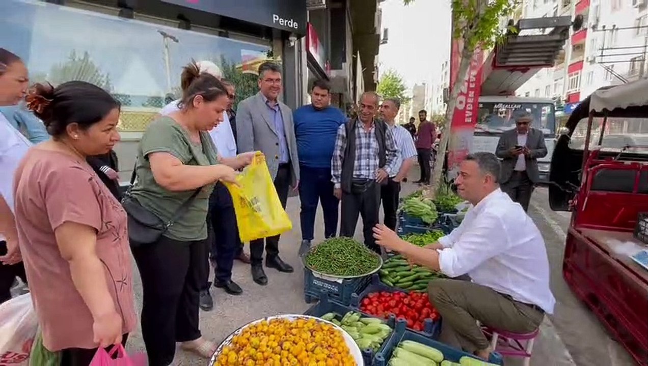 CHP'li Başarır, sebze tezgahına oturdu, alışveriş yapan vatandaşların dertlerini dinledi