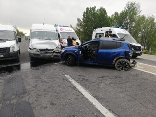 Son dakika haber... KÖPEĞE ÇARPMAMAK İÇİN ŞERİT DEĞİŞTİRDİ, KAZADA 5 KİŞİ YARALANDI