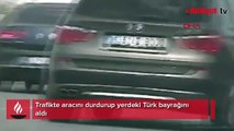 Trafikte aracını durdurup yerdeki Türk bayrağını aldı