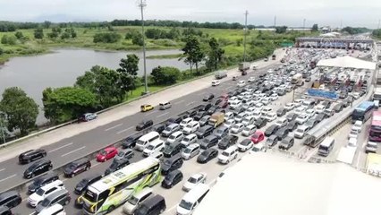 Endonezya'da bayram öncesi trafik yoğunluğu havadan görüntülendi