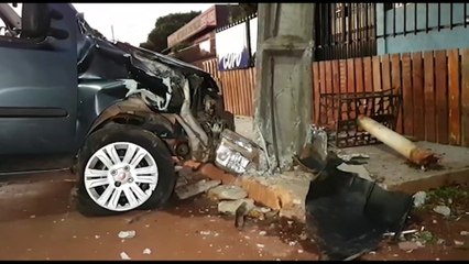 Poste é destruído após ser atingido por carro no Jardim Consolata