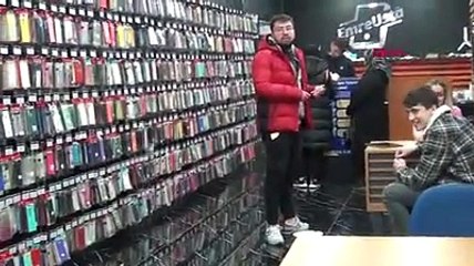 Cep telefonu patlayıp alev aldı; o anlar kamerada