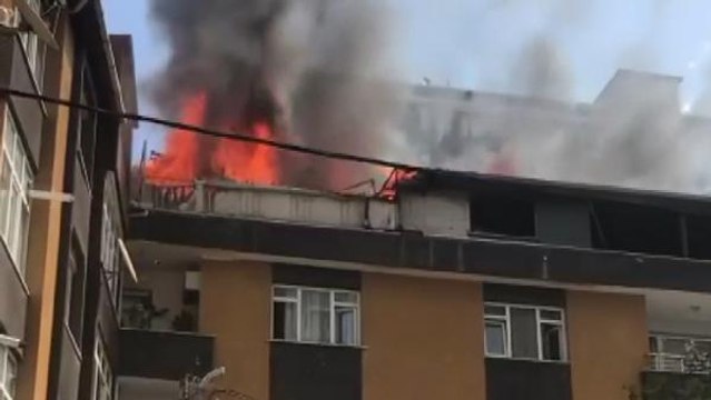 Son dakika haber | BAĞCILAR'DA ÇATI KATINDA YANGIN