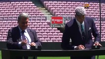 Laporta y Araujo firman la renovación en el Camp Nou / FCB