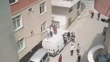 Yangında mahsur kalanları minibüs yardımıyla kurtardılar