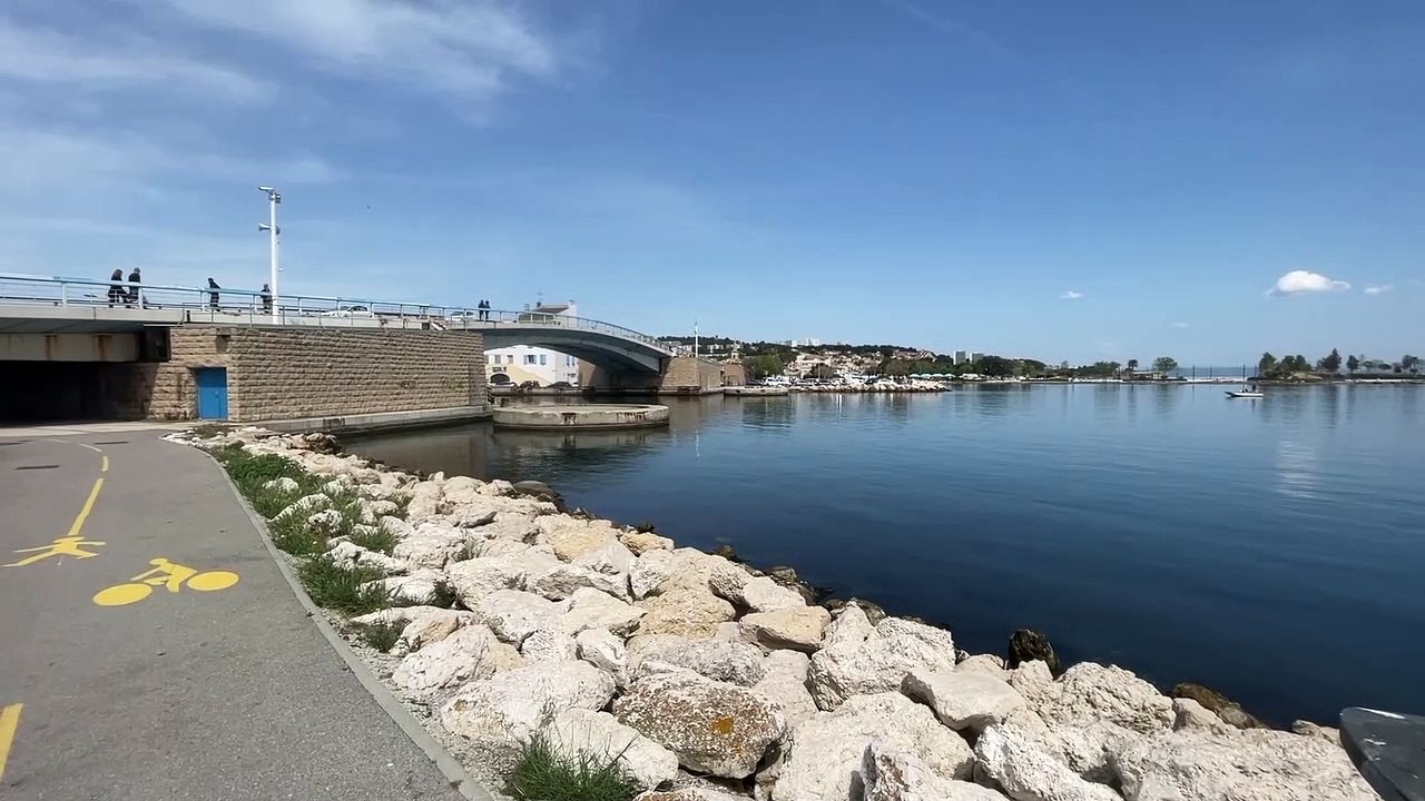 Des bouées toutes propres à Martigues