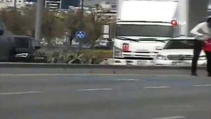 Akan trafikte yol ortasında Türk bayrağını gören şoförün yaptıkları radar kamerasına yansıdı