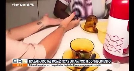 Mulher negra resgatada teme segurar mão de repórter branca