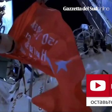 Gli astronauti russi espongono lo Stendardo della Vittoria sulla Stazione spaziale internazionale