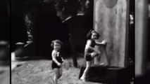 Une femme lance des couteaux autour de ses enfants en 1930