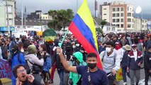 Manifestantes y policías chocan en aniversario de estallido social en Colombia
