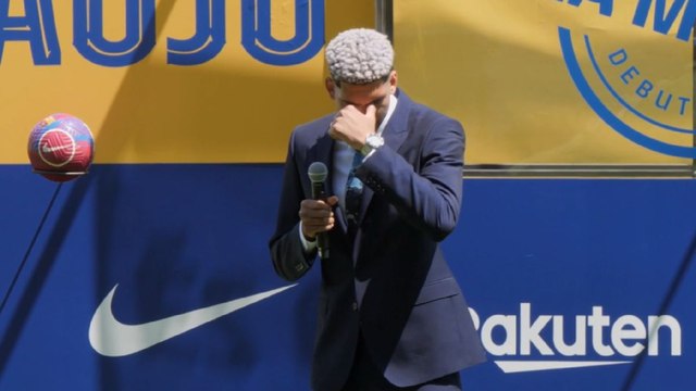 El momento en el que Araujo no puede más y rompe a llorar en mitad de su presentación