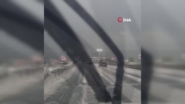 Dolu yağışı karayolunu beyaza bürüdü, sürücüler zor anlar yaşadı