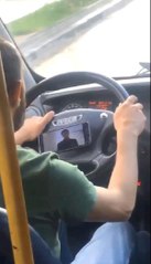 Direksiyon başında dizi izleyen minibüs şoförüne para cezası