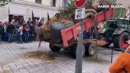 Fransa'da çiftçi direnişi devam ediyor: Protestocular Hükümet binalarına gübre döküp ateşe verdiler!