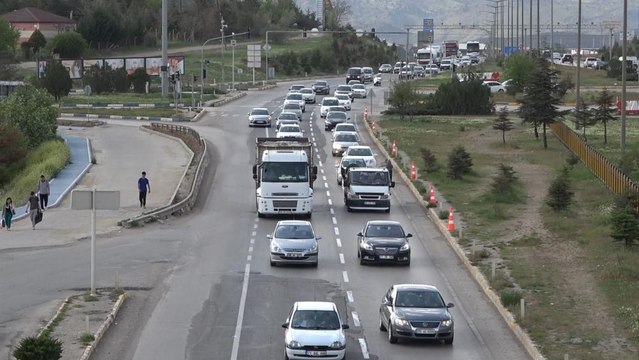 43 ilin geçiş güzergahında trafik yoğunluğu: Tatilciler yollara akın etti