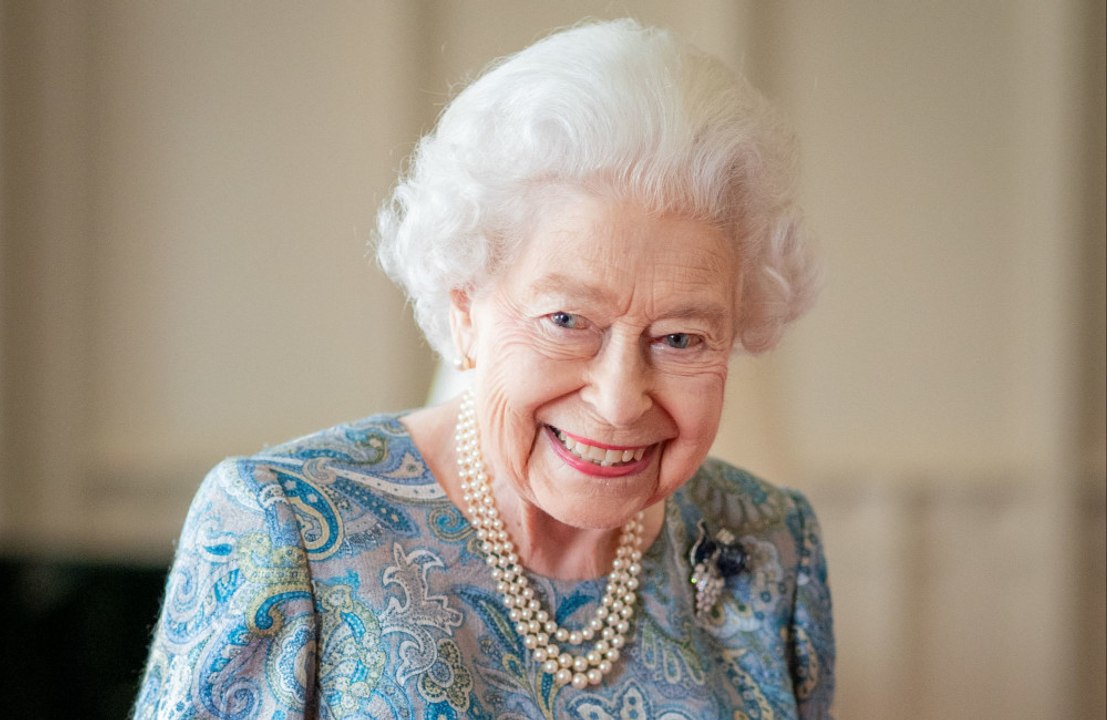 Queen Elizabeth seen without walking stick on l...