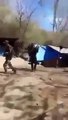 Integrantes de un cártel someten a presuntos militares mexicanos