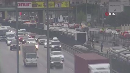 Beylikdüzü'nde iki metrobüs kafa kafaya çarpıştı
