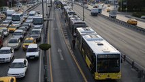 Metrobüs kazası son dakika! (VİDEO) Metrobüs neden çalışmıyor? Kaza mı oldu?