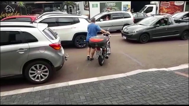 Carros e moto colidem na Rua Marechal Cândido Rondon