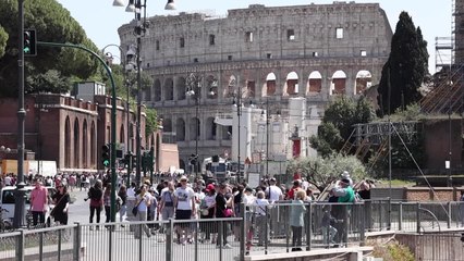Roma, il bel tempo accoglie turisti da tutto il mondo