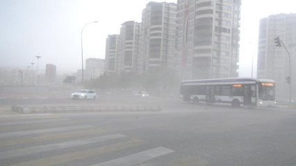 Fırtına sürücülere zor anlar yaşattı