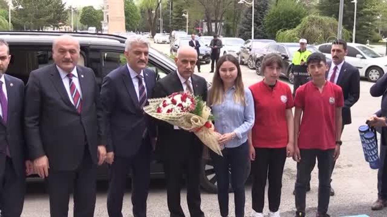Bakan Kirişci, Valilik ve belediyeyi ziyaret etti