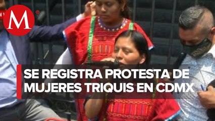 Mujeres Triquis se manifiestan a las afueras de la Segob
