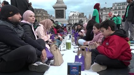 下载视频: Londra'nın merkezinde iftar yemeği