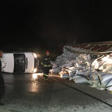 FRENİ BOŞALAN TIR'IN 4 ARACA ÇARPMASI KAMERADA
