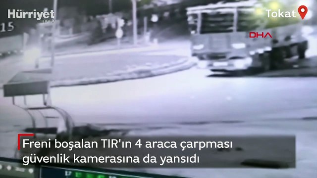 Freni boşalan TIR'ın 4 araca çarpması kamerada