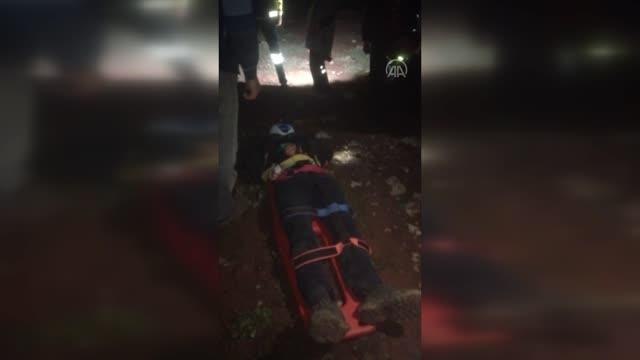 Yaylada düşerek yaralanan çobanı, itfaiye ekipleri sedyeyle 2 kilometre taşıdı